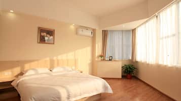 Deluxe Suite | Desk, blackout drapes, free WiFi, bed sheets