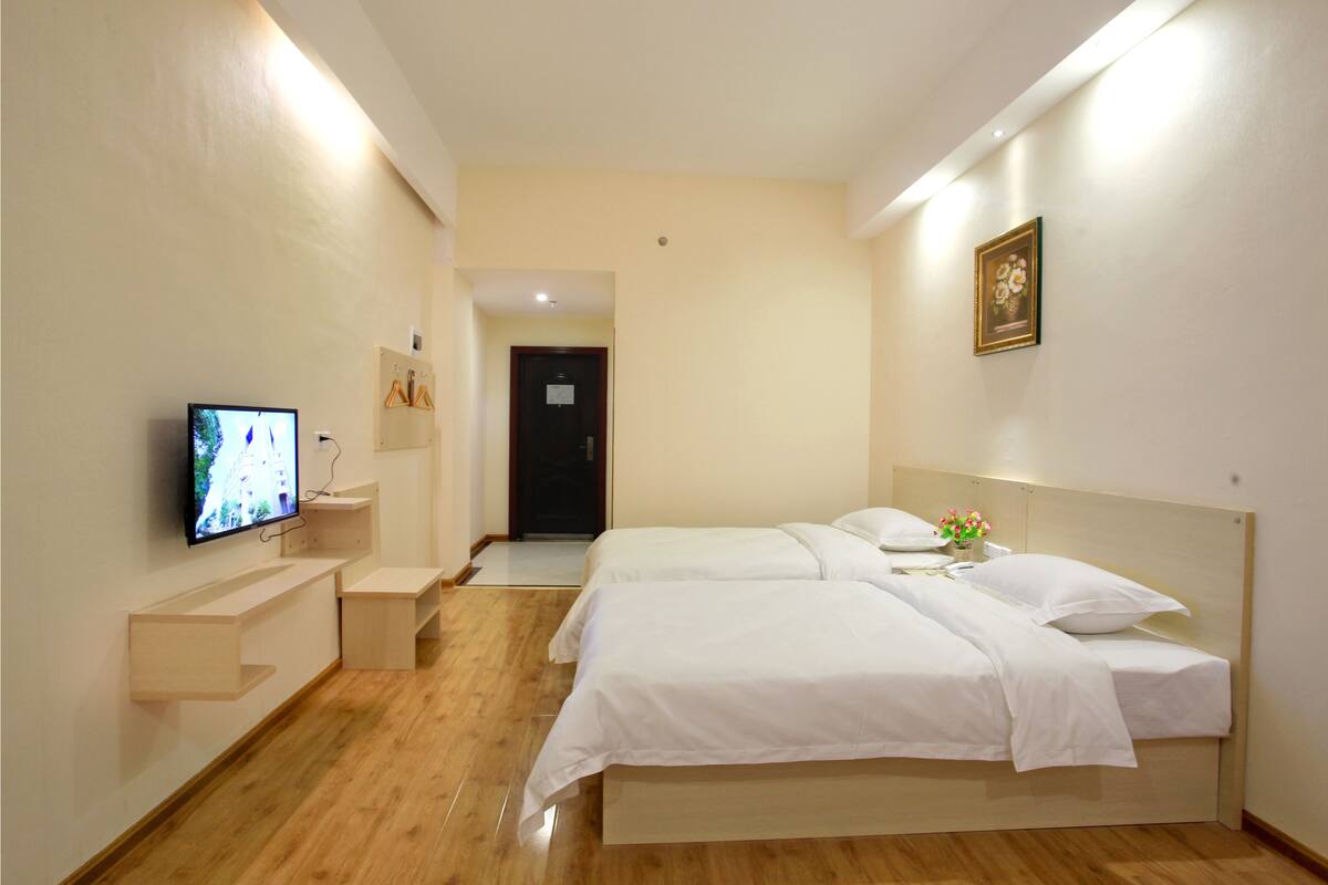 Escritorio, cortinas blackout, wifi gratis y ropa de cama 