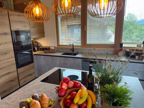 Kylskåp, mikrovågsugn, ugn och spishäll