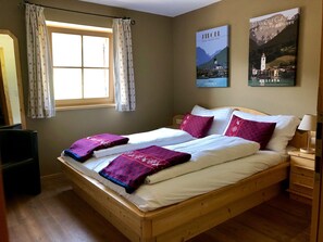 4 slaapkamers, een strijkplank/strijkijzer, reisbedje, gratis wifi