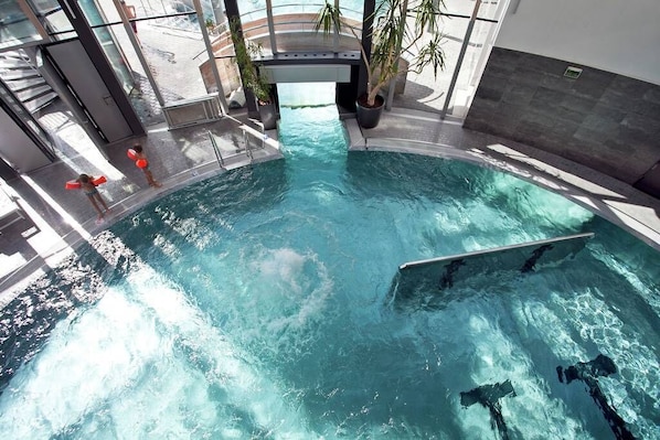 Inomhuspool och utomhuspool