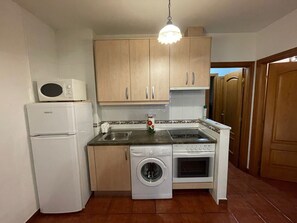 Mikrowelle, Wasserkocher mit Kaffee-/Teezubehör