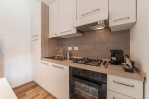 Fridge, oven, stovetop, coffee/tea maker - Pyramid Lovely Apartment with Private Garden (Roma)