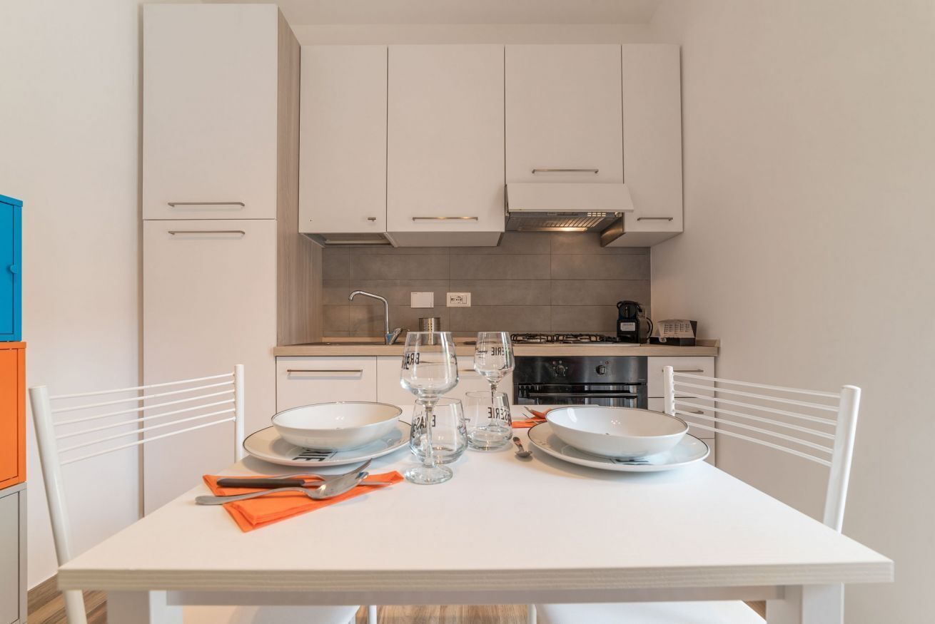 ثلاجة، فرن، موقد طهي مسطح، ماكينة لصنع القهوة/الشاي