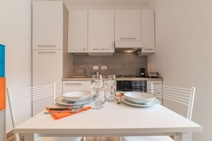 Réfrigérateur, four, plaque de cuisson, cafetière/bouilloire