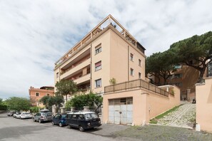 Exterior - Pyramid Lovely Apartment with Private Garden (Roma)