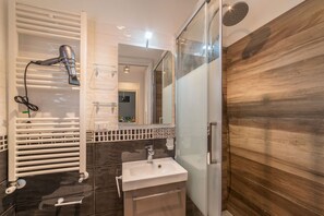 Dusche, Haartrockner, Bidet, Handtücher