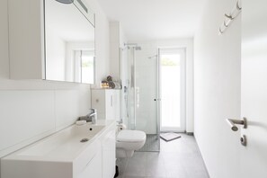 Dusj, hårføner, håndklær og sjampo