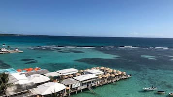 Playa en los alrededores y toallas de playa