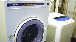 A Sanyo CO/N DRYER 45 with a front-loading washing machine and a separate dryer unit. - Hotel Crown Hills Kitami Annex (Kitami)