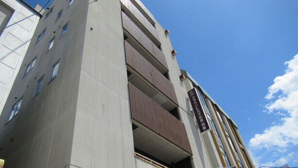 A multi-story building with a sign indicating it is a hotel. - Hotel Crown Hills Kitami Annex (Kitami)