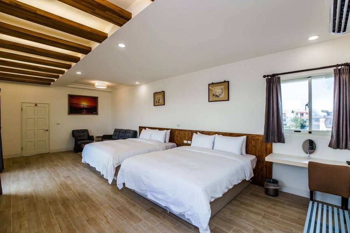 Phòng 4 Deluxe | Bàn, màn/rèm cản sáng, giường gấp/giường phụ (phụ phí)