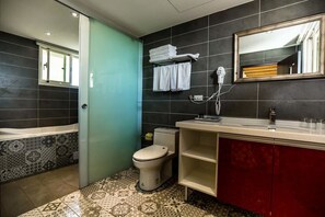 Chambre Quadruple Deluxe | Salle de bain | Douche, articles de toilette gratuits, sĂšche-cheveux, chaussons