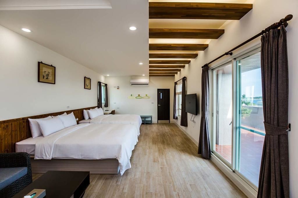 Habitación cuádruple Deluxe | Escritorio, cortinas blackout, camas extra y wifi gratis 