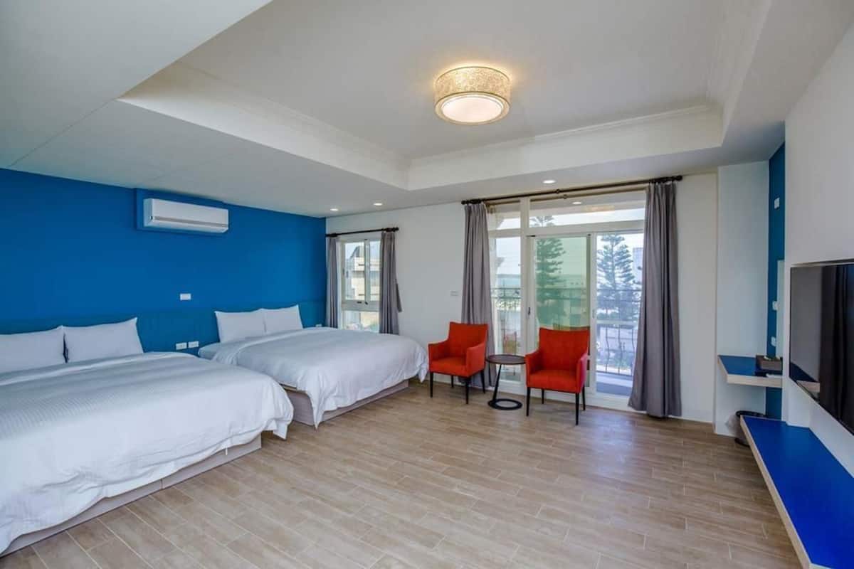 Economy vierpersoonskamer | Een bureau, verduisterende gordijnen, extra bedden, gratis wifi