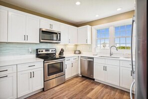 Coffee/tea maker, fridge, microwave, oven