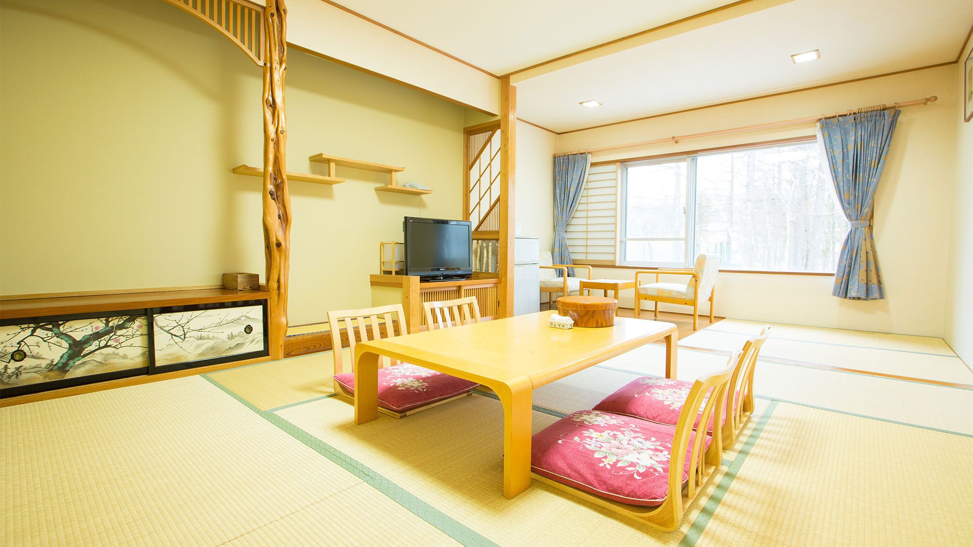 Een traditionele Japanse kamer met tatami vloeren, een lage tafel en houten meubels.