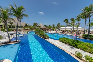 Piscine extérieure, chaises longues