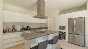 Refrigerador con congelador, microondas, horno y parrilla de estufa