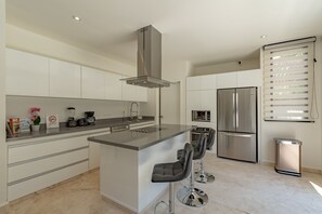 Frigorífico grande, microondas, horno y placa de cocina