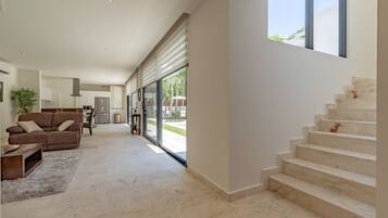 Smart TV, Netflix, table tennis, streaming services