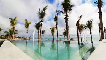 Alberca al aire libre y camastros