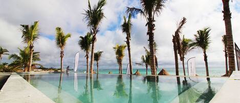 Una piscina al aire libre