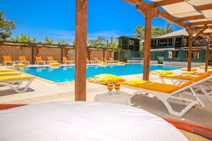 Una piscina al aire libre de temporada
