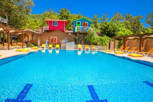 Una piscina al aire libre de temporada