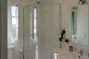 Douche, sèche-cheveux, serviettes fournies, savon