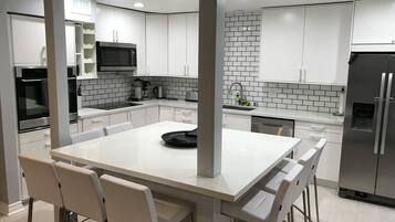 Een koelkast, een microgolfoven, een oven, een kookplaat