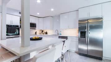 Frigorífico, microondas, horno y placa de cocina
