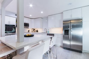 Réfrigérateur, four à micro-ondes, un four, surface de cuisson
