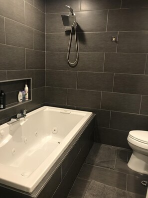 Combined shower/tub, jetted tub, hair dryer, towels