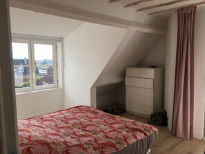 5 Schlafzimmer, Reisekinderbett