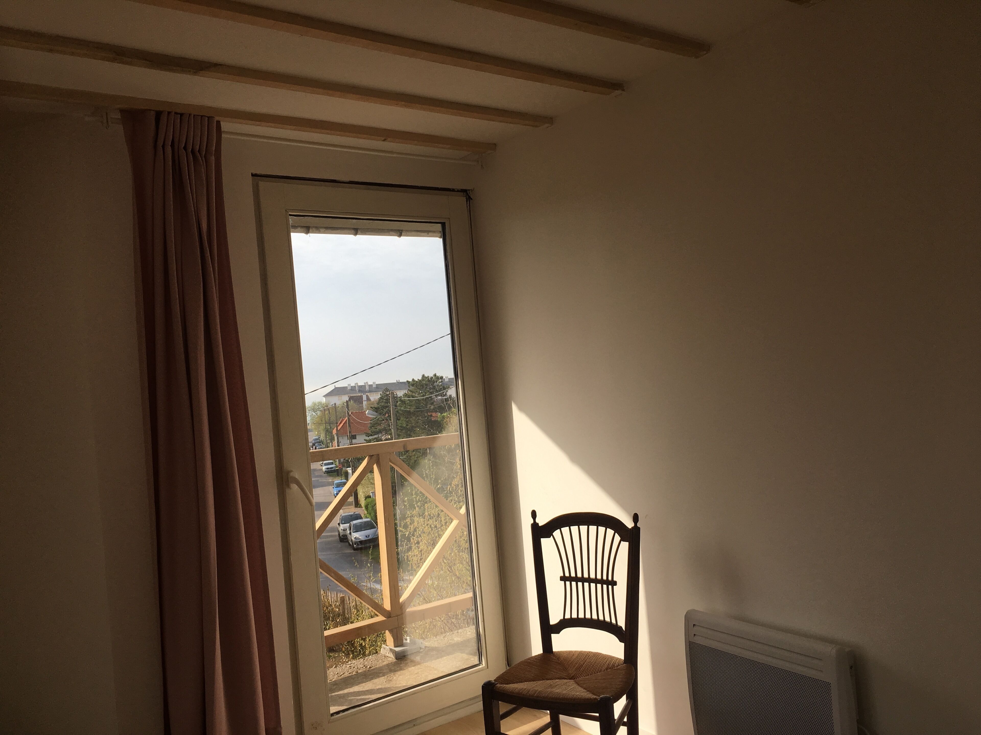 Vue de la chambre parent sur la digue et la mer.