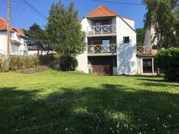 Arrière de la maison vue du jardin du bas