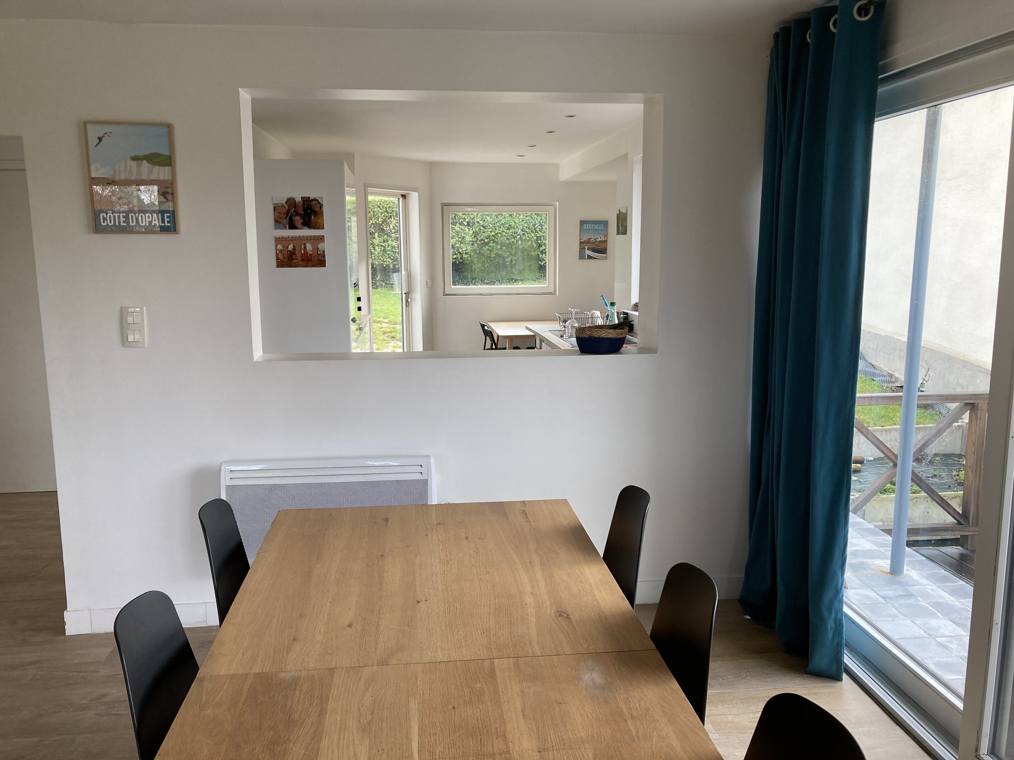 Salle à à manger avec ouverture vers cuisine et accès sur terrasse teck 25 m2