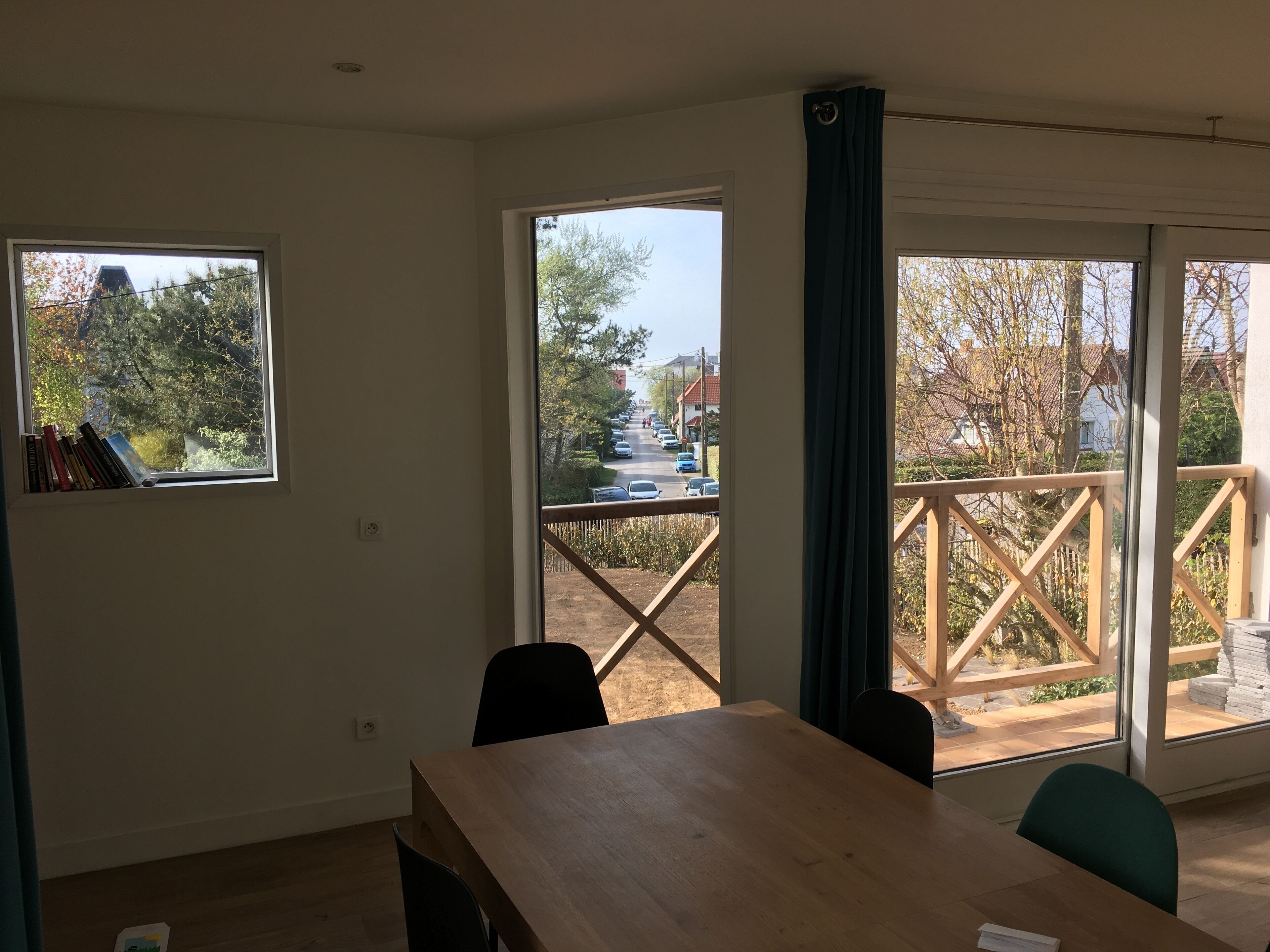 Vue de la cuisine et de la salle à manger directement sur le jardin et la mer.