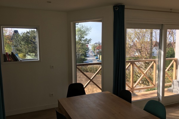 Vue de la cuisine et de la salle à manger directement sur le jardin et la mer.