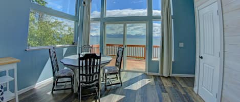 Appartement Penthouse luxueux, Plusieurs lits, vue sur lâocĂ©an | Repas dans la chambre