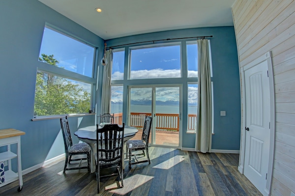 Luxury Penthouse, Multiple Beds, Ocean View | In-room dining