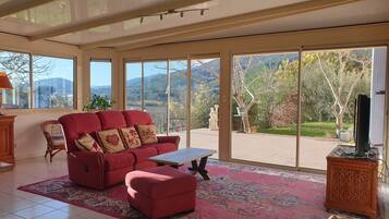 Télévision, table de tennis de table, livres