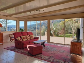 Télévision, table de tennis de table, livres