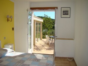 2 bedrooms, in-room safe, iron/ironing board, free WiFi