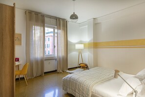 3 slaapkamers, een strijkplank/strijkijzer, gratis wifi, beddengoed