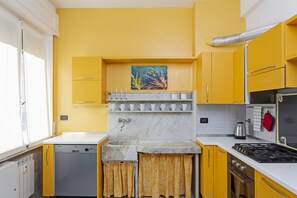 Een koelkast, een oven, een vaatwasser, een koffiezetapparaat/waterkoker