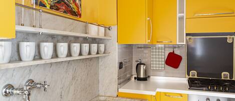 Fridge, oven, dishwasher, coffee/tea maker