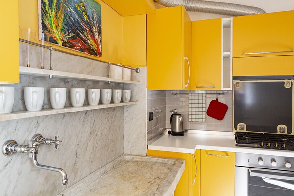 Kühlschrank, Ofen, Geschirrspüler, Wasserkocher mit Kaffee-/Teezubehör