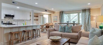 Newly Renovated! Water View 3 Bed/2 BA Villa @ South Beach & Salty Dog, Sleeps 8